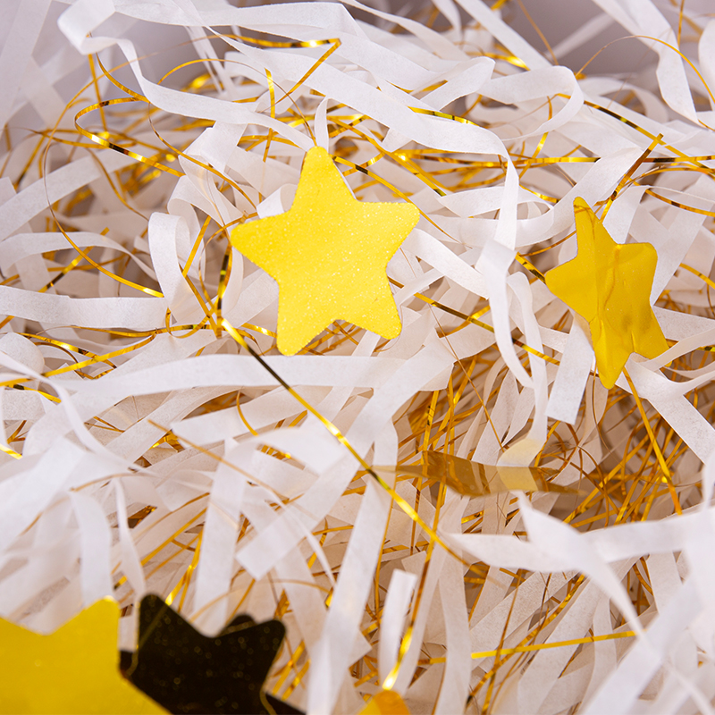 Confettis étoilés avec raphia