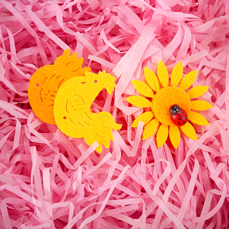 Fleur artificielle avec raphia